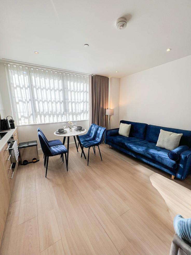 Building Edgware Road - staylio-london - 1523643 adresindeki bir dairede modern mobilyalarla zarif bir şekilde tasarlanmış oturma odası City of Westminster, London