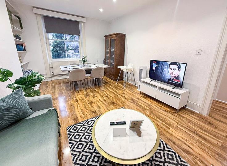 Elegante sala de estar con mobiliario moderno en un apartamento en Building Springfield Road - staylio - 1556671 en City of Westminster, London