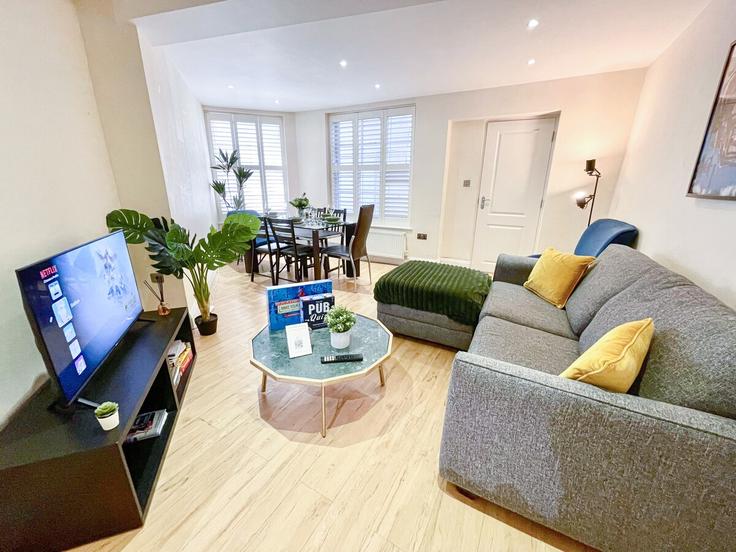 Building Saint George's Drive - staylio - 1556676 adresindeki bir dairede modern mobilyalarla zarif bir şekilde tasarlanmış oturma odası City of Westminster, London
