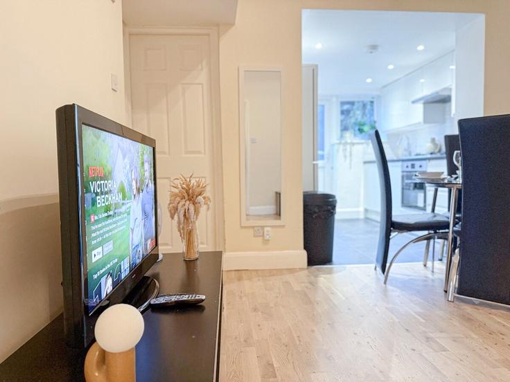 Building Wilberforce Road - staylio - 1556678 adresindeki bir dairede modern mobilyalarla zarif bir şekilde tasarlanmış oturma odası London Borough of Haringey, London Building Wilberforce Road - staylio - 1556678 adresindeki bir dairede modern mobilyalarla zarif bir şekilde tasarlanmış oturma odası London Borough of Haringey, London