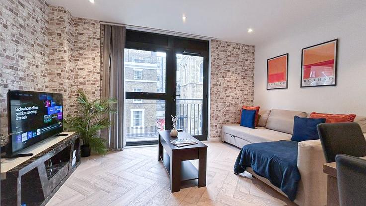 Sala de estar elegantemente projetada com móveis modernos em um apartamento no Building Leman Street - staylio - 1556657 em London Borough of Tower Hamlets, London