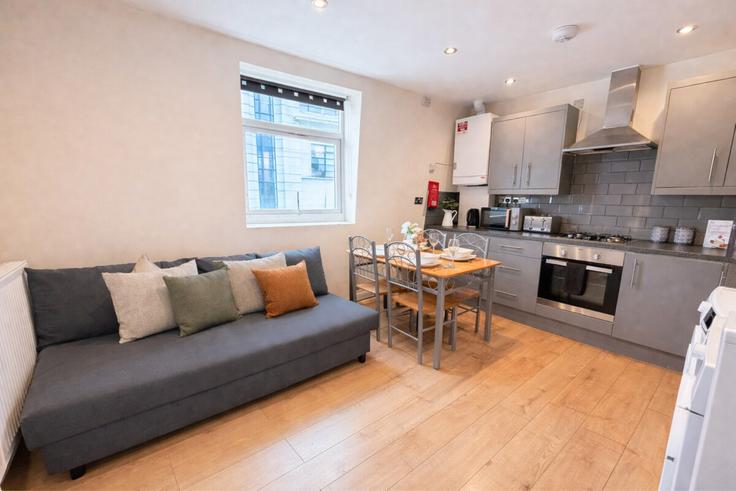 Salle de séjour élégante avec mobilier moderne dans un appartement à Building New Road - staylio - 1556651 à London Borough of Tower Hamlets, London