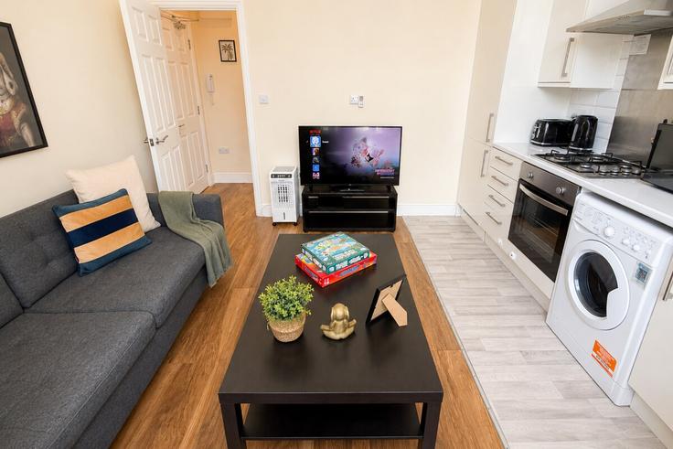 Elegante sala de estar con mobiliario moderno en un apartamento en Building Rockley Road - staylio - 1556687 en London Borough of Hammersmith and Fulham, London