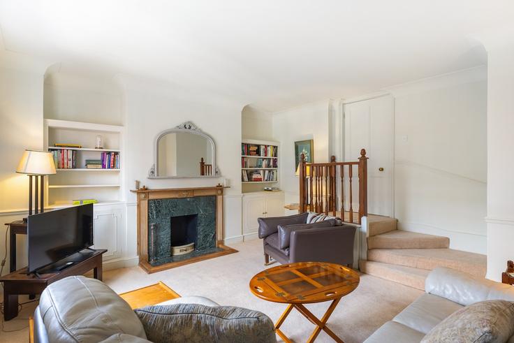 Salle de séjour élégante avec mobilier moderne dans un appartement à Building Mount Street - staylio - 1556665 à City of Westminster, London Salle de séjour élégante avec mobilier moderne dans un appartement à Building Mount Street - staylio - 1556665 à City of Westminster, London