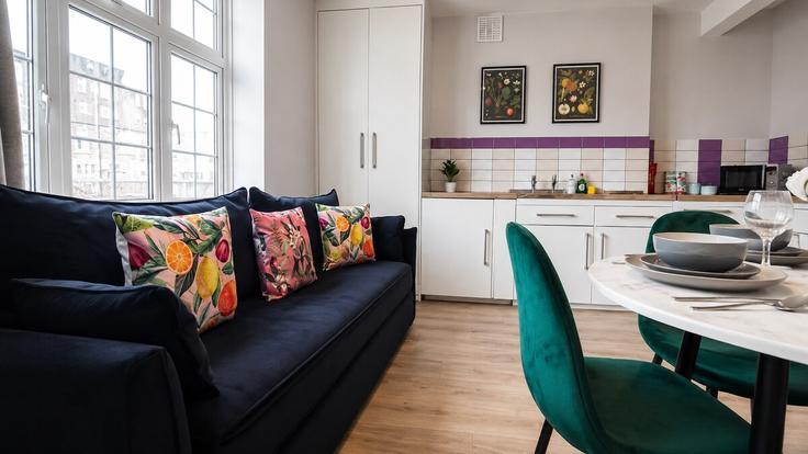 London Borough of Camden, London에 위치한 Building Cranleigh Street - staylio - 1571036 유닛의 세련된 인테리어가 돋보이는 거실