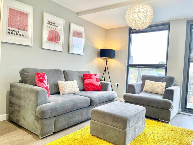 Elegante sala de estar con mobiliario moderno en un apartamento en Building Bridport Place - staylio - 1556673 en London Borough of Hackney, London Elegante sala de estar con mobiliario moderno en un apartamento en Building Bridport Place - staylio - 1556673 en London Borough of Hackney, London