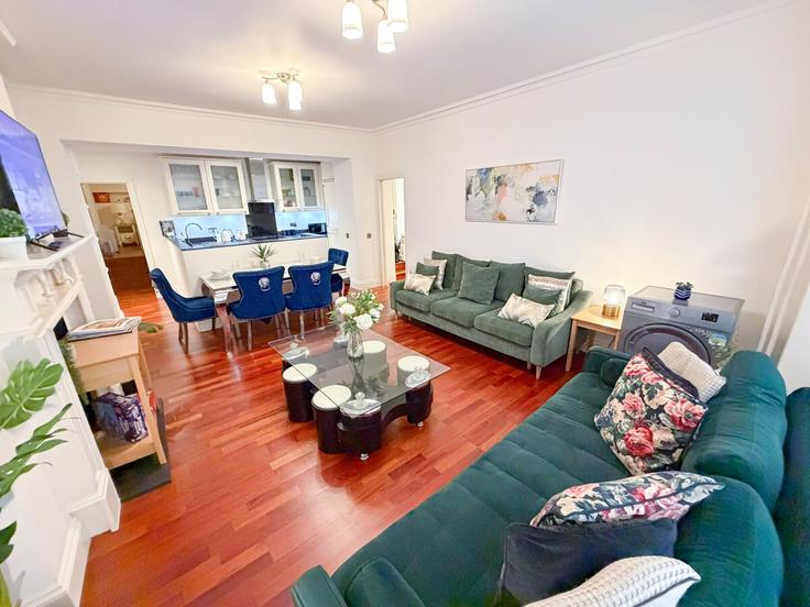 Salle de séjour élégante avec mobilier moderne dans un appartement à Building Marylebone Road - staylio - 1556672 à City of Westminster, London Salle de séjour élégante avec mobilier moderne dans un appartement à Building Marylebone Road - staylio - 1556672 à City of Westminster, London