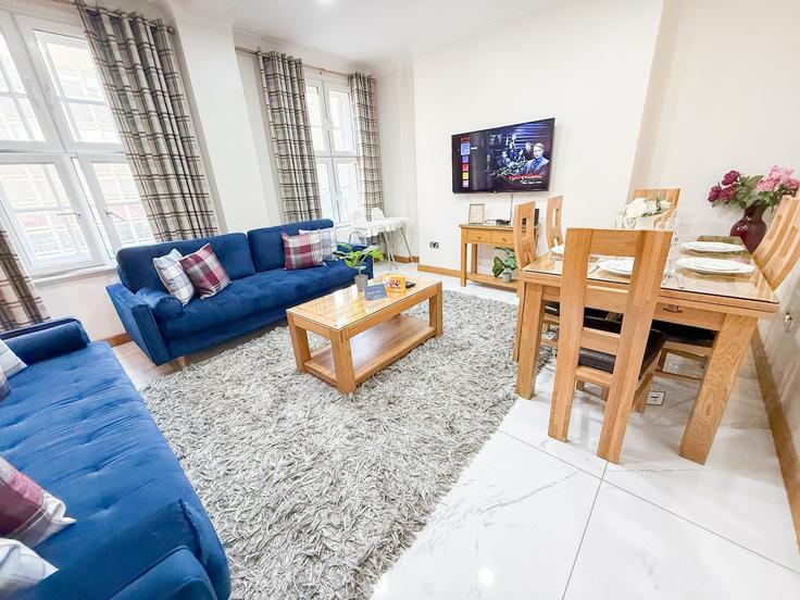 Sala de estar elegantemente projetada com móveis modernos em um apartamento no Building Seymour Street - staylio - 1556668 em City of Westminster, London