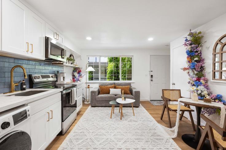 Elegant gestaltetes Wohnzimmer mit moderner Einrichtung in einer Wohnung im Building Dravus Street - stayoo-dravus-llc - 1575164 in Seattle, Seattle