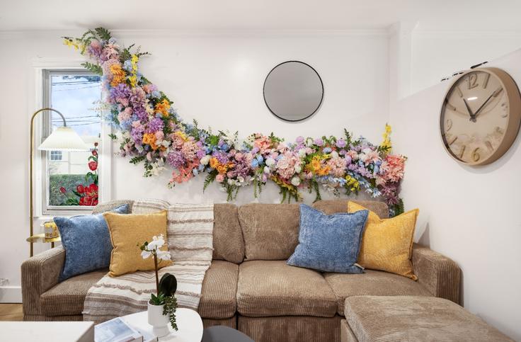 Elegant gestaltetes Wohnzimmer mit moderner Einrichtung in einer Wohnung im Building Dravus Street - stayoo-dravus-llc - 1575164 in Seattle, Seattle