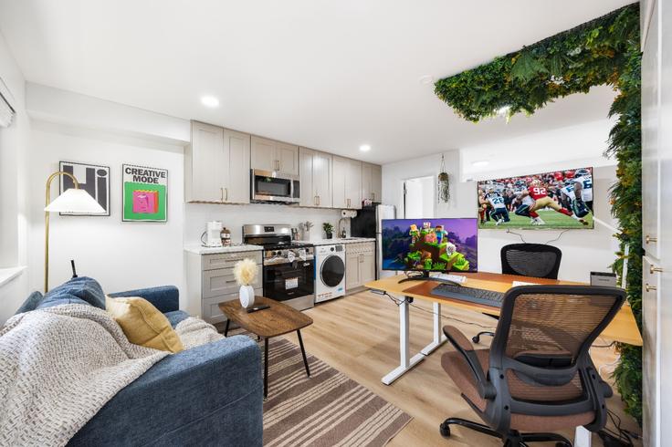 Elegant gestaltetes Wohnzimmer mit moderner Einrichtung in einer Wohnung im Building Dravus Street - stayoo-dravus-llc - 1575163 in Seattle, Seattle