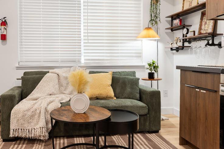 Elegant gestaltetes Wohnzimmer mit moderner Einrichtung in einer Wohnung im Building Dravus Street - stayoo-dravus-llc - 1575161 in Seattle, Seattle Elegant gestaltetes Wohnzimmer mit moderner Einrichtung in einer Wohnung im Building Dravus Street - stayoo-dravus-llc - 1575161 in Seattle, Seattle