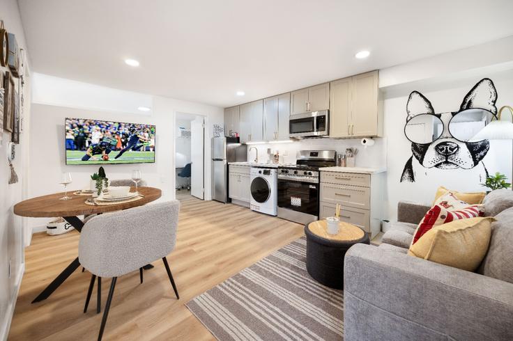 Seattle SeattleのBuilding Dravus Street - stayoo-dravus-llc - 1575162のアパートメントにある、モダンな家具を備えたエレガントなデザインのリビングルーム