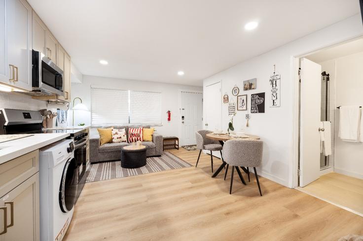 Elegant gestaltetes Wohnzimmer mit moderner Einrichtung in einer Wohnung im Building Dravus Street - stayoo-dravus-llc - 1575162 in Seattle, Seattle