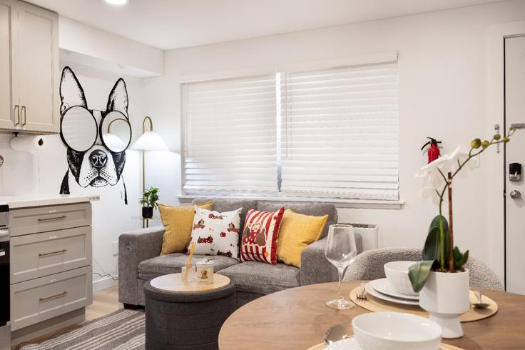 Sala de estar elegantemente projetada com móveis modernos em um apartamento no Building Dravus Street - stayoo-dravus-llc - 1575162 em Seattle, Seattle Sala de estar elegantemente projetada com móveis modernos em um apartamento no Building Dravus Street - stayoo-dravus-llc - 1575162 em Seattle, Seattle