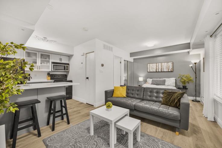 Salle de séjour élégante avec mobilier moderne dans un appartement à Building East Liberty Street - stayrentx - 1388889 à Old Toronto, Toronto