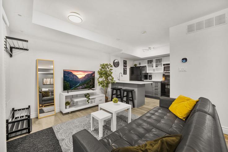 Elegante sala de estar con mobiliario moderno en un apartamento en Building East Liberty Street - stayrentx - 1388889 en Old Toronto, Toronto