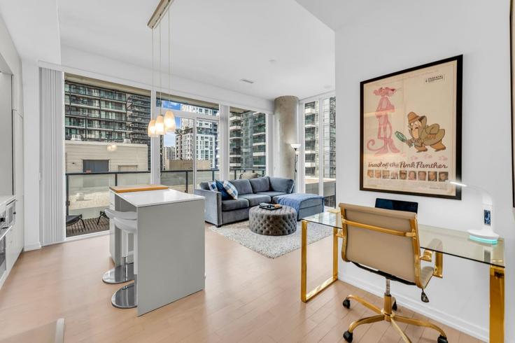 Toronto Old TorontoのBuilding Peter Street - stayrentx - 1388891のアパートメントにある、モダンな家具を備えたエレガントなデザインのリビングルーム