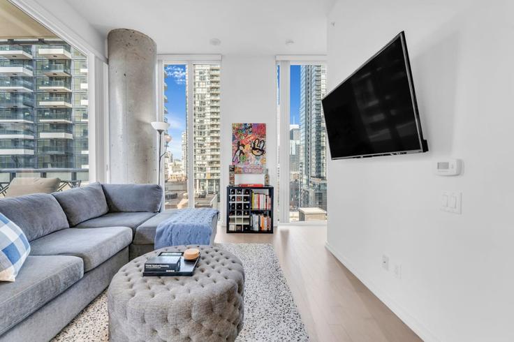 Elegante sala de estar con mobiliario moderno en un apartamento en Building Peter Street - stayrentx - 1388891 en Old Toronto, Toronto Elegante sala de estar con mobiliario moderno en un apartamento en Building Peter Street - stayrentx - 1388891 en Old Toronto, Toronto