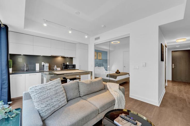 Toronto Old TorontoのBuilding Cumberland Street - stayrentx - 1388892のアパートメントにある、モダンな家具を備えたエレガントなデザインのリビングルーム