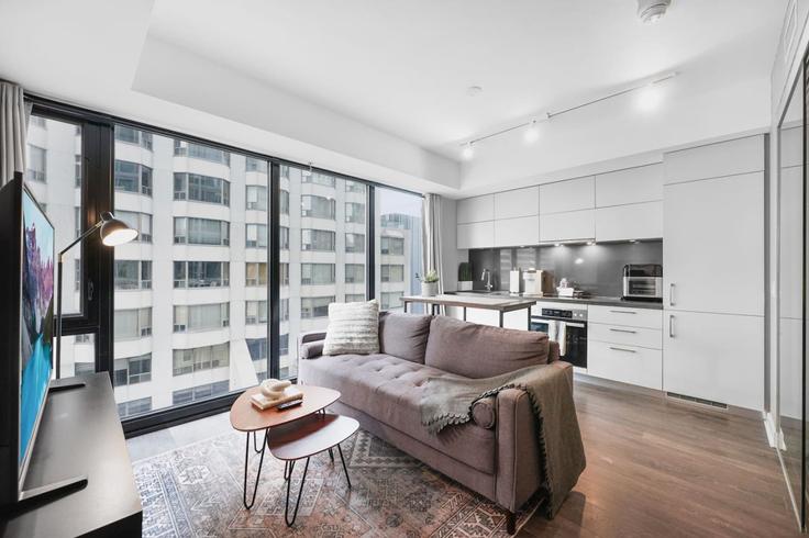 Elegant gestaltetes Wohnzimmer mit moderner Einrichtung in einer Wohnung im Building Cumberland Street - stayrentx - 1388894 in Old Toronto, Toronto