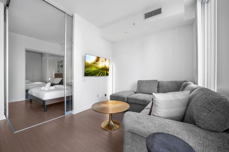 Toronto Old TorontoのBuilding Peter Street - stayrentx - 1388895のアパートメントにある、モダンな家具を備えたエレガントなデザインのリビングルーム