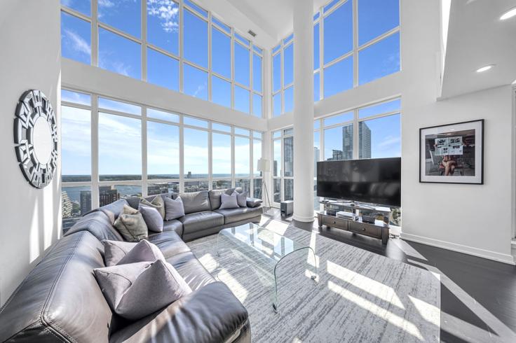 Toronto Old TorontoのBuilding Capreol Court - stayrentx - 1388896のアパートメントにある、モダンな家具を備えたエレガントなデザインのリビングルーム