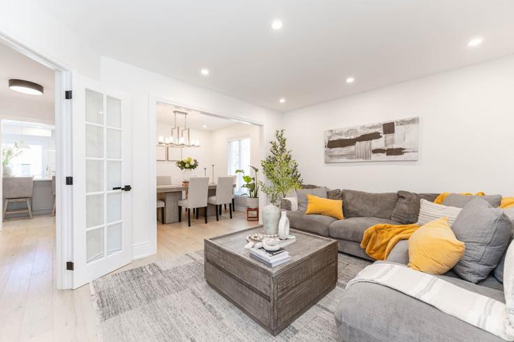 Elegant gestaltetes Wohnzimmer mit moderner Einrichtung in einer Wohnung im Building Glenmanor Drive - stayrentx - 1388899 in Brampton, Brampton