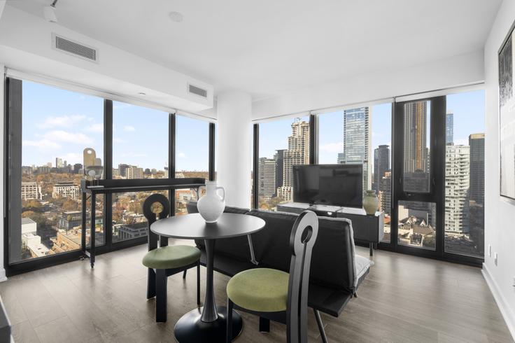 Toronto Old TorontoのBuilding Cumberland Street - stayrentx - 1388900のアパートメントにある、モダンな家具を備えたエレガントなデザインのリビングルーム