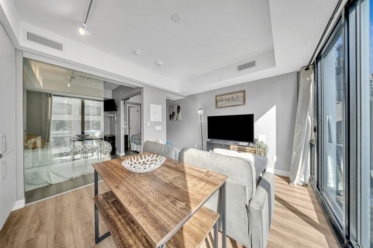 Toronto Old TorontoのBuilding Cumberland Street - stayrentx - 1388902のアパートメントにある、モダンな家具を備えたエレガントなデザインのリビングルーム
