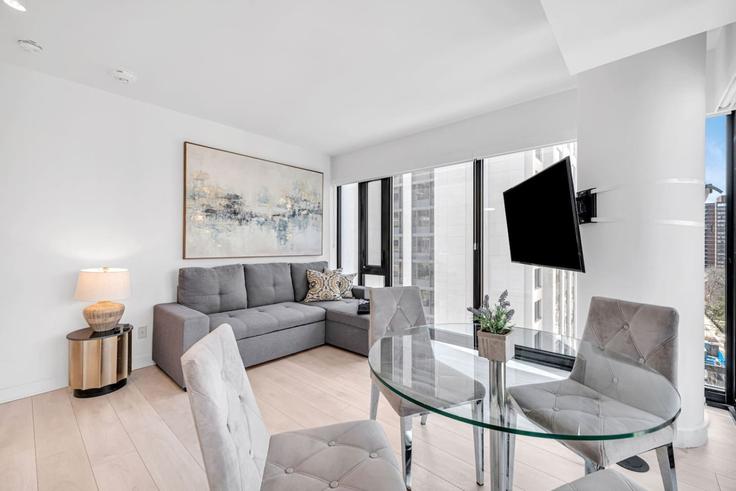 Toronto Old TorontoのBuilding Cumberland Street - stayrentx - 1388903のアパートメントにある、モダンな家具を備えたエレガントなデザインのリビングルーム