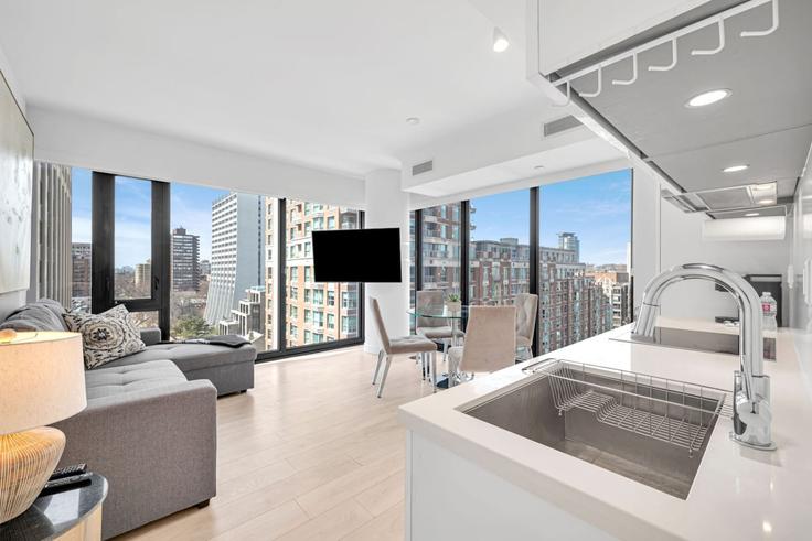 Elegante sala de estar con mobiliario moderno en un apartamento en Building Cumberland Street - stayrentx - 1388903 en Old Toronto, Toronto