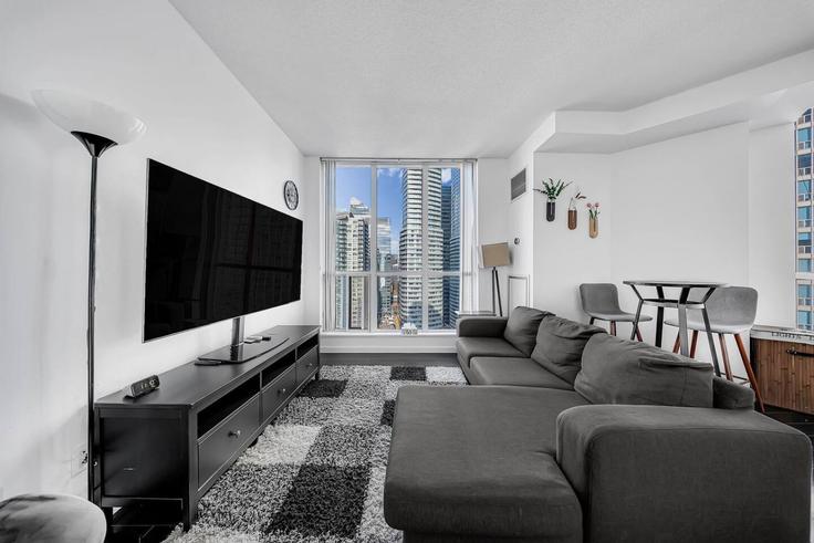 Toronto Old TorontoのBuilding Queens Quay West - stayrentx - 1388907のアパートメントにある、モダンな家具を備えたエレガントなデザインのリビングルーム