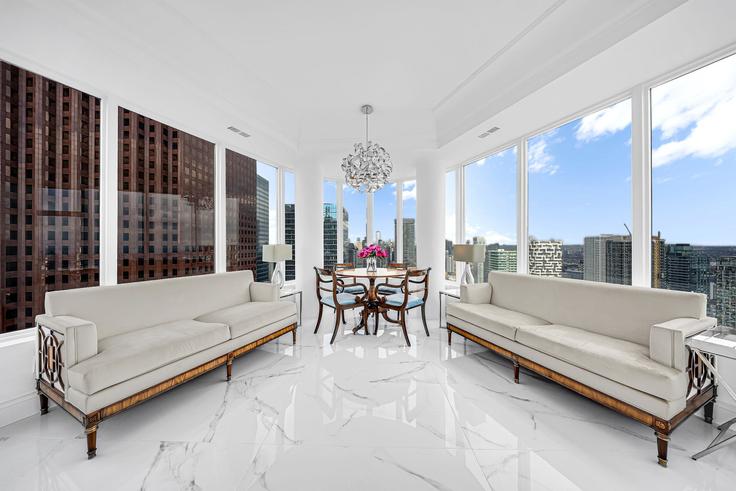 Toronto Old TorontoのBuilding King Street West - stayrentx - 1388909のアパートメントにある、モダンな家具を備えたエレガントなデザインのリビングルーム