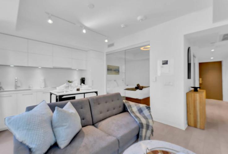 Toronto Old TorontoのBuilding Cumberland Street - stayrentx - 1388910のアパートメントにある、モダンな家具を備えたエレガントなデザインのリビングルーム