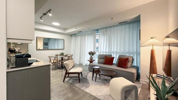 Elegant gestaltetes Wohnzimmer mit moderner Einrichtung in einer Wohnung im Building Richmond Street West - stayrentx - 1388912 in Old Toronto, Toronto Elegant gestaltetes Wohnzimmer mit moderner Einrichtung in einer Wohnung im Building Richmond Street West - stayrentx - 1388912 in Old Toronto, Toronto