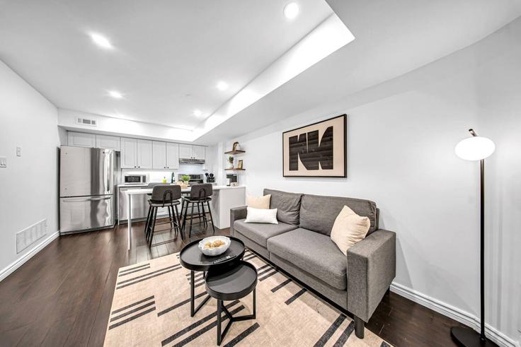 Salle de séjour élégante avec mobilier moderne dans un appartement à Building Niagara Street - stayrentx - 1514871 à Old Toronto, Toronto Salle de séjour élégante avec mobilier moderne dans un appartement à Building Niagara Street - stayrentx - 1514871 à Old Toronto, Toronto