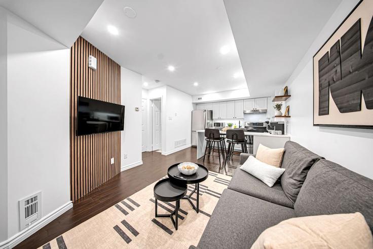 Sala de estar elegantemente projetada com móveis modernos em um apartamento no Building Niagara Street - stayrentx - 1514871 em Old Toronto, Toronto