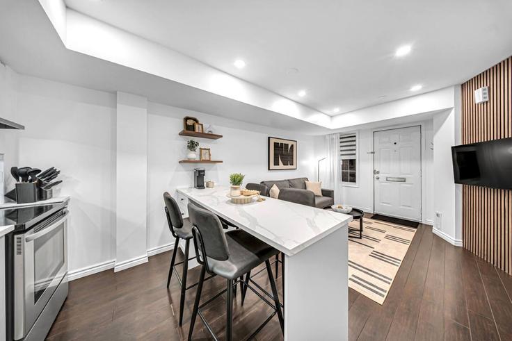 Elegante sala de estar con mobiliario moderno en un apartamento en Building Niagara Street - stayrentx - 1579930 en Old Toronto, Toronto Elegante sala de estar con mobiliario moderno en un apartamento en Building Niagara Street - stayrentx - 1579930 en Old Toronto, Toronto