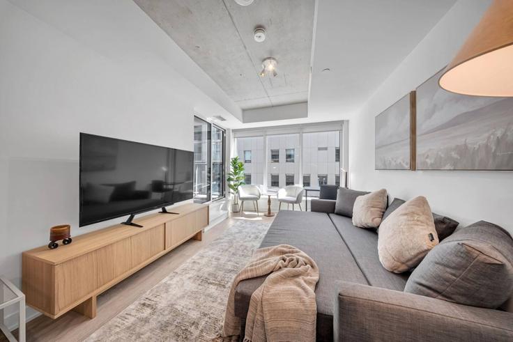 Elegant gestaltetes Wohnzimmer mit moderner Einrichtung in einer Wohnung im Building Baseball Place - stayrentx - 1624279 in Old Toronto, Toronto Elegant gestaltetes Wohnzimmer mit moderner Einrichtung in einer Wohnung im Building Baseball Place - stayrentx - 1624279 in Old Toronto, Toronto