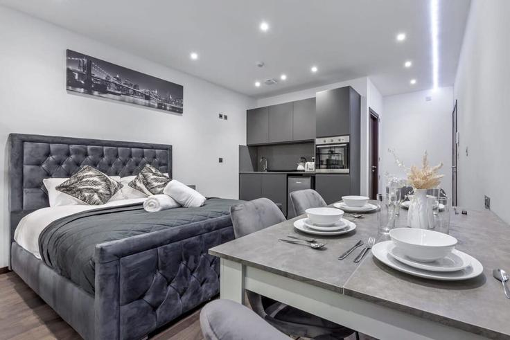Elegant gestaltetes Wohnzimmer mit moderner Einrichtung in einer Wohnung im Building Woodstock Road - staysmart - 1036496 in London Borough of Barnet, London Elegant gestaltetes Wohnzimmer mit moderner Einrichtung in einer Wohnung im Building Woodstock Road - staysmart - 1036496 in London Borough of Barnet, London
