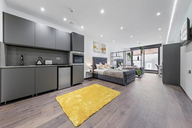 Elegant gestaltetes Wohnzimmer mit moderner Einrichtung in einer Wohnung im Building Woodstock Road - staysmart - 1036500 in London Borough of Barnet, London