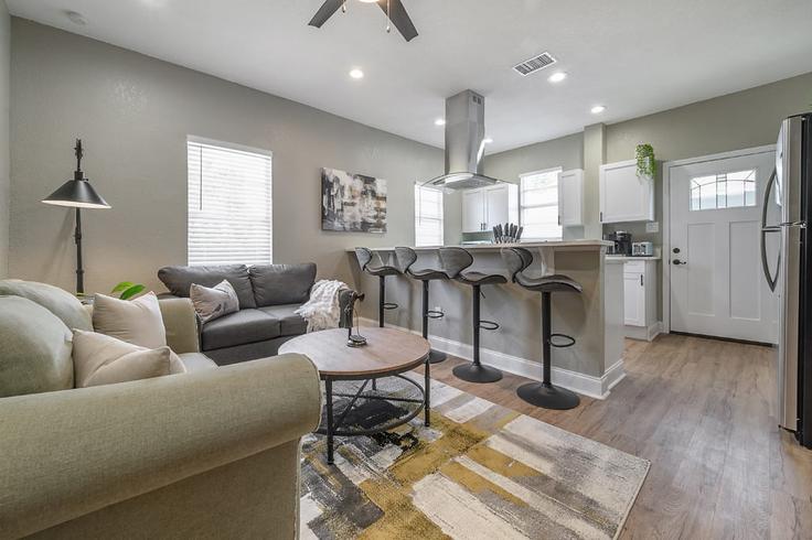 Building West North B Street - staytealdoor - 1053139 - TPA adresindeki bir dairede modern mobilyalarla zarif bir şekilde tasarlanmış oturma odası Tampa, Tampa