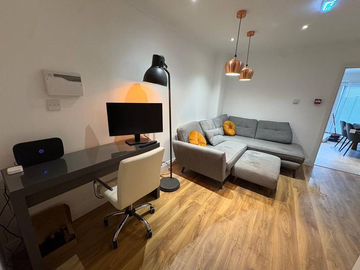 Elegant gestaltetes Wohnzimmer mit moderner Einrichtung in einer Wohnung im Building 104 Joseph Hardcastle Close - stayventure-ltd - 1696339 in London Borough of Lewisham, London Elegant gestaltetes Wohnzimmer mit moderner Einrichtung in einer Wohnung im Building 104 Joseph Hardcastle Close - stayventure-ltd - 1696339 in London Borough of Lewisham, London