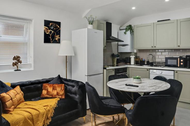 Elegant gestaltetes Wohnzimmer mit moderner Einrichtung in einer Wohnung im Building 168 Manor Lane - stayventure-ltd - 1696338 in London Borough of Lewisham, London Elegant gestaltetes Wohnzimmer mit moderner Einrichtung in einer Wohnung im Building 168 Manor Lane - stayventure-ltd - 1696338 in London Borough of Lewisham, London