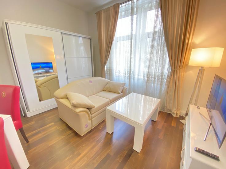 Vienna ViennaのBuilding Nordwestbahnstraße - steiner-residences-cloudbeds - 1466430のアパートメントにある、モダンな家具を備えたエレガントなデザインのリビングルーム Vienna ViennaのBuilding Nordwestbahnstraße - steiner-residences-cloudbeds - 1466430のアパートメントにある、モダンな家具を備えたエレガントなデザインのリビングルーム