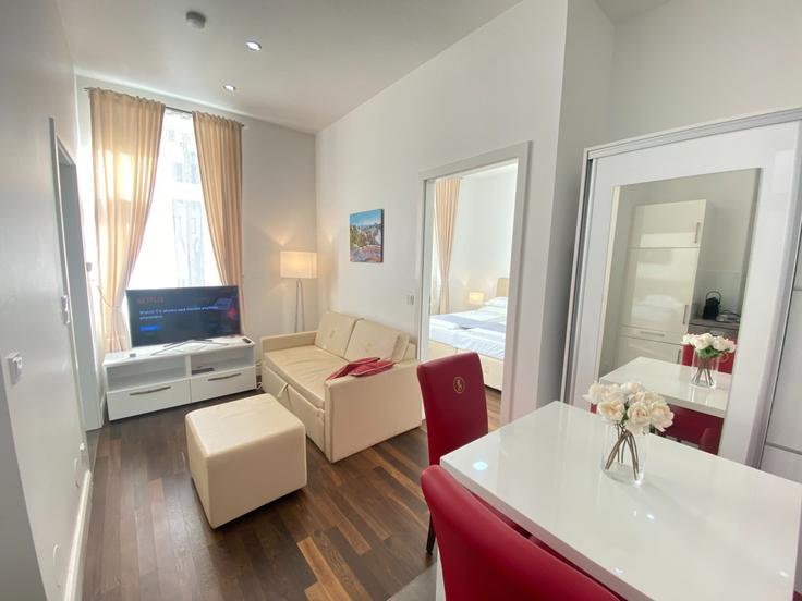 Vienna ViennaのBuilding Nordwestbahnstraße - steiner-residences-cloudbeds - 1466429のアパートメントにある、モダンな家具を備えたエレガントなデザインのリビングルーム Vienna ViennaのBuilding Nordwestbahnstraße - steiner-residences-cloudbeds - 1466429のアパートメントにある、モダンな家具を備えたエレガントなデザインのリビングルーム