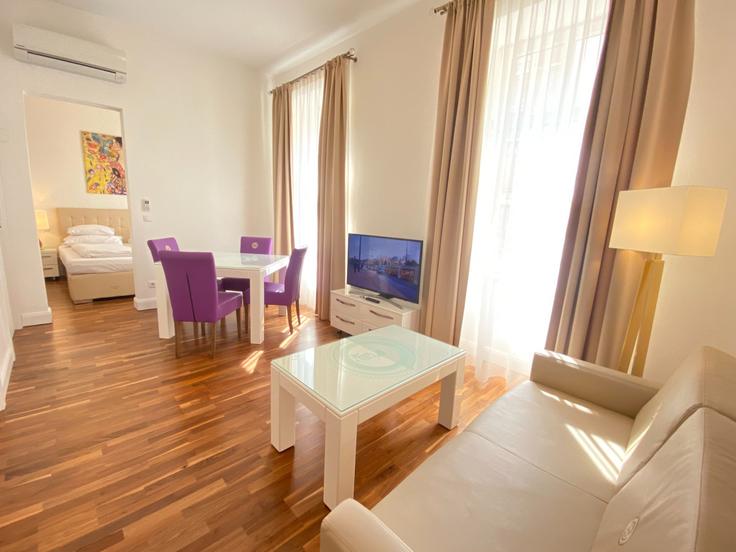 Vienna ViennaのBuilding Castellezgasse - steiner-residences-cloudbeds - 1466433のアパートメントにある、モダンな家具を備えたエレガントなデザインのリビングルーム Vienna ViennaのBuilding Castellezgasse - steiner-residences-cloudbeds - 1466433のアパートメントにある、モダンな家具を備えたエレガントなデザインのリビングルーム