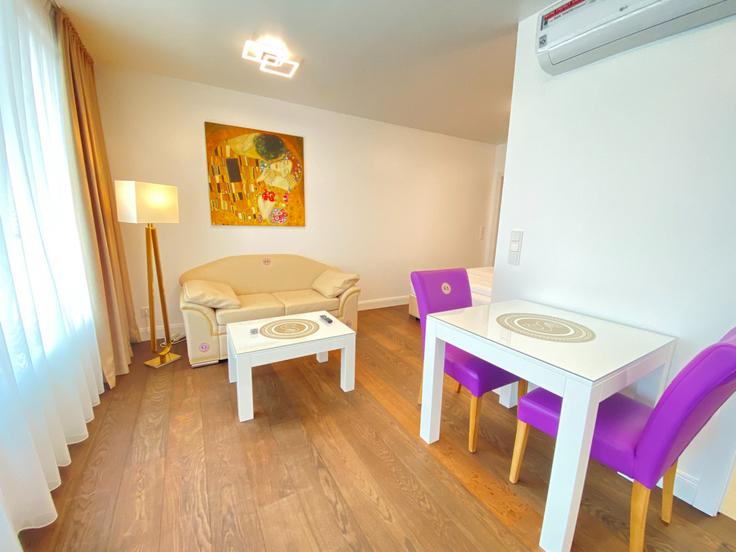 Vienna, Vienna에 위치한 Building Engerthstraße - steiner-residences-cloudbeds - 1463125 유닛의 세련된 인테리어가 돋보이는 거실 Vienna, Vienna에 위치한 Building Engerthstraße - steiner-residences-cloudbeds - 1463125 유닛의 세련된 인테리어가 돋보이는 거실