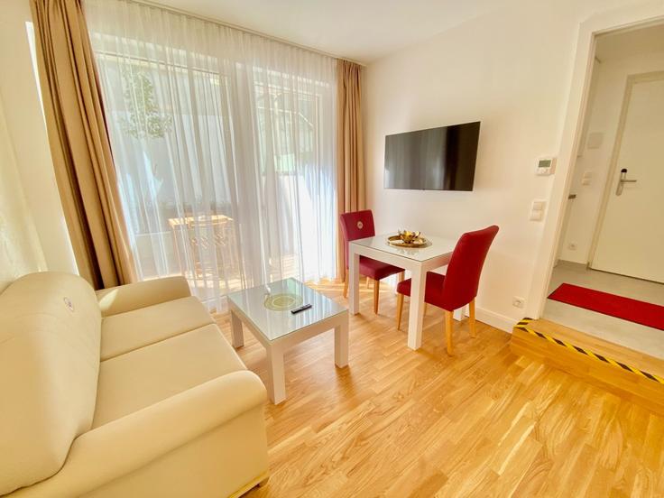 Elegante sala de estar con mobiliario moderno en un apartamento en Building Schreygasse - steiner-residences-cloudbeds - 1466422 en Vienna, Vienna Elegante sala de estar con mobiliario moderno en un apartamento en Building Schreygasse - steiner-residences-cloudbeds - 1466422 en Vienna, Vienna